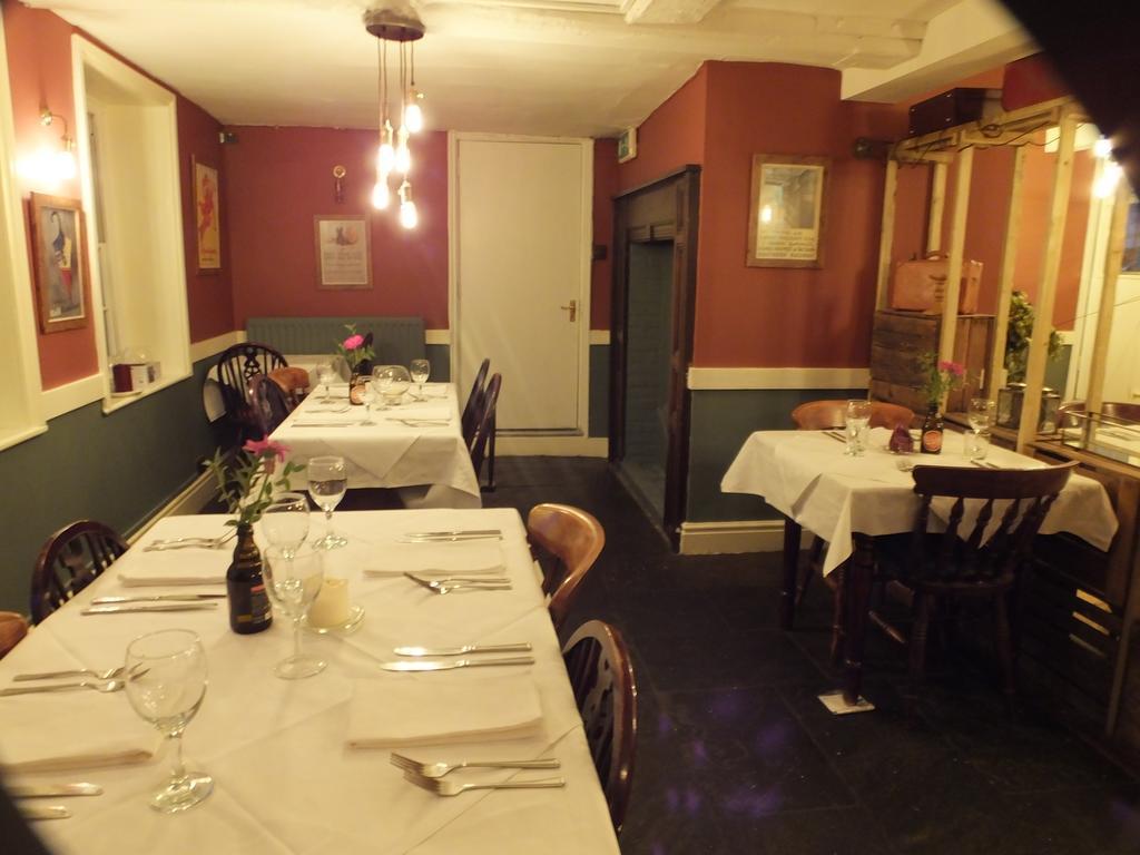 Railway Hotel Фавершам Экстерьер фото